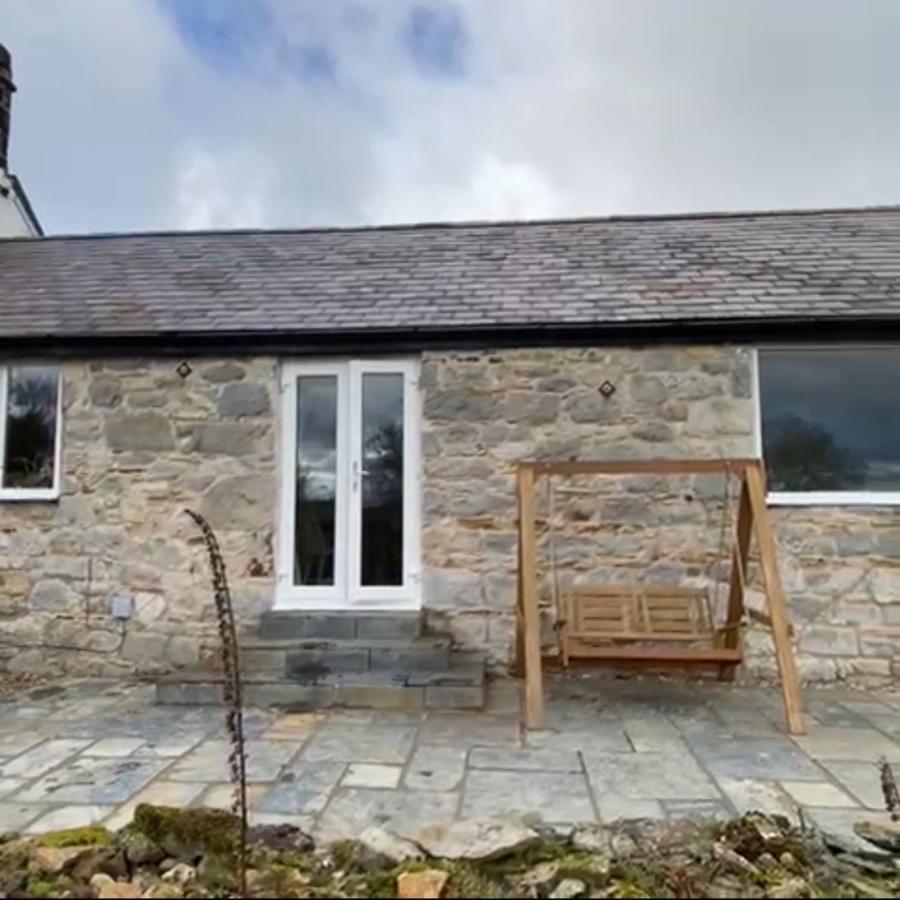 Unique Stay On An Alpaca Therapy Farm With Miniature Donkeys North Wales Mold Exterior photo